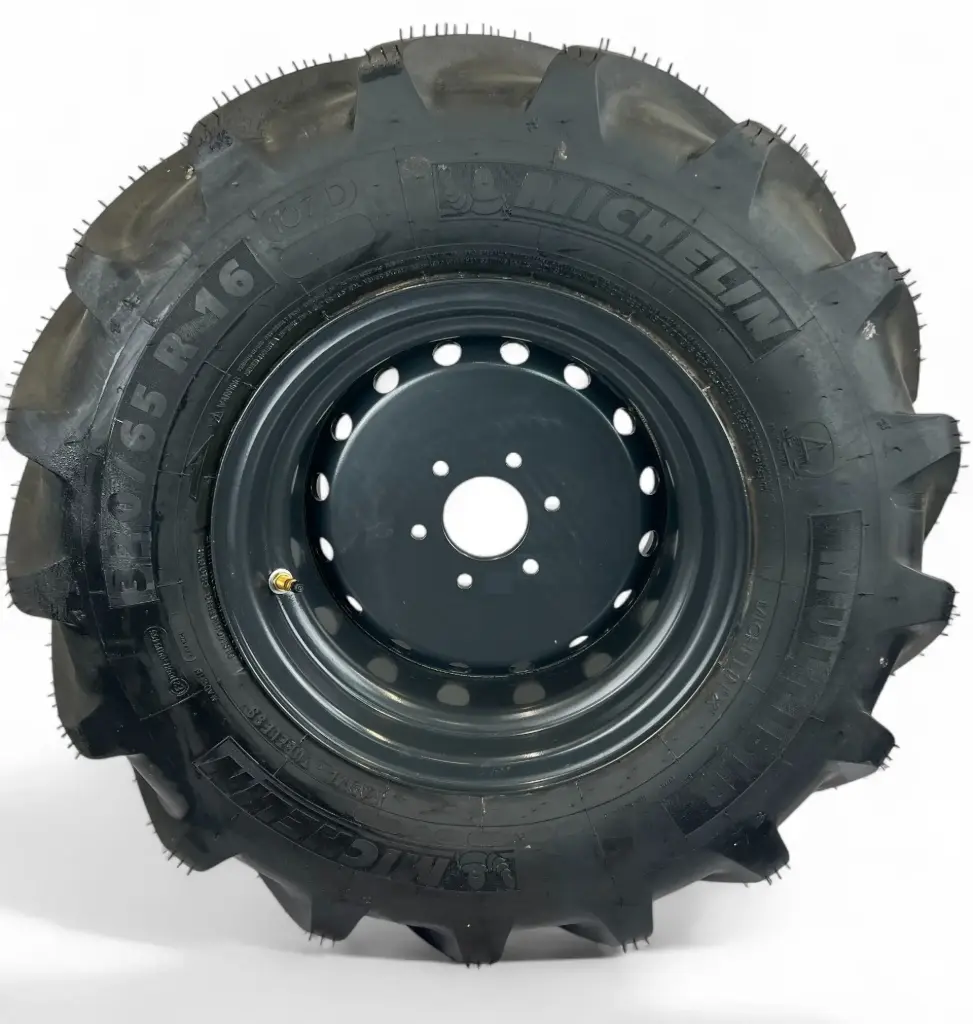 Roue avant droite M3 équipée d'un pneu Michelin Multibib 320-65R16 107D